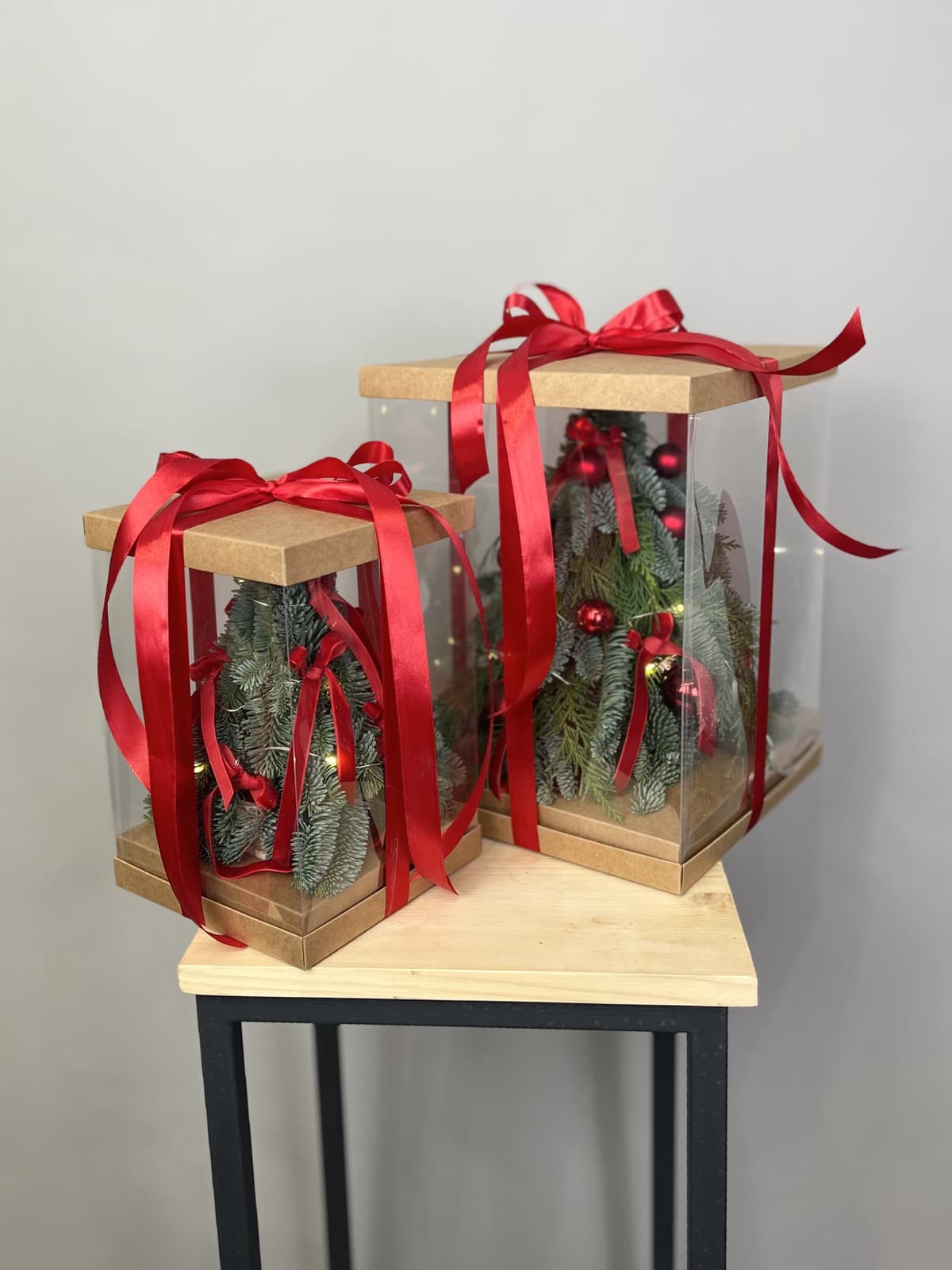 Елка в подарочной упаковке "Красная" M с гирляндой