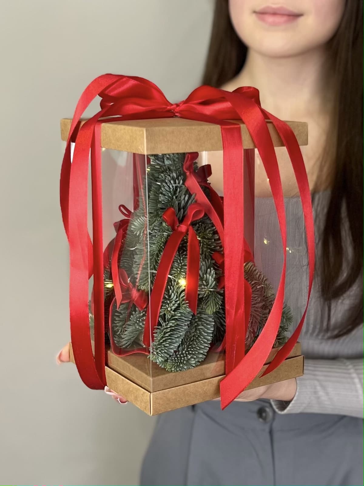 Елка в подарочной упаковке "Красная" с гирляндой