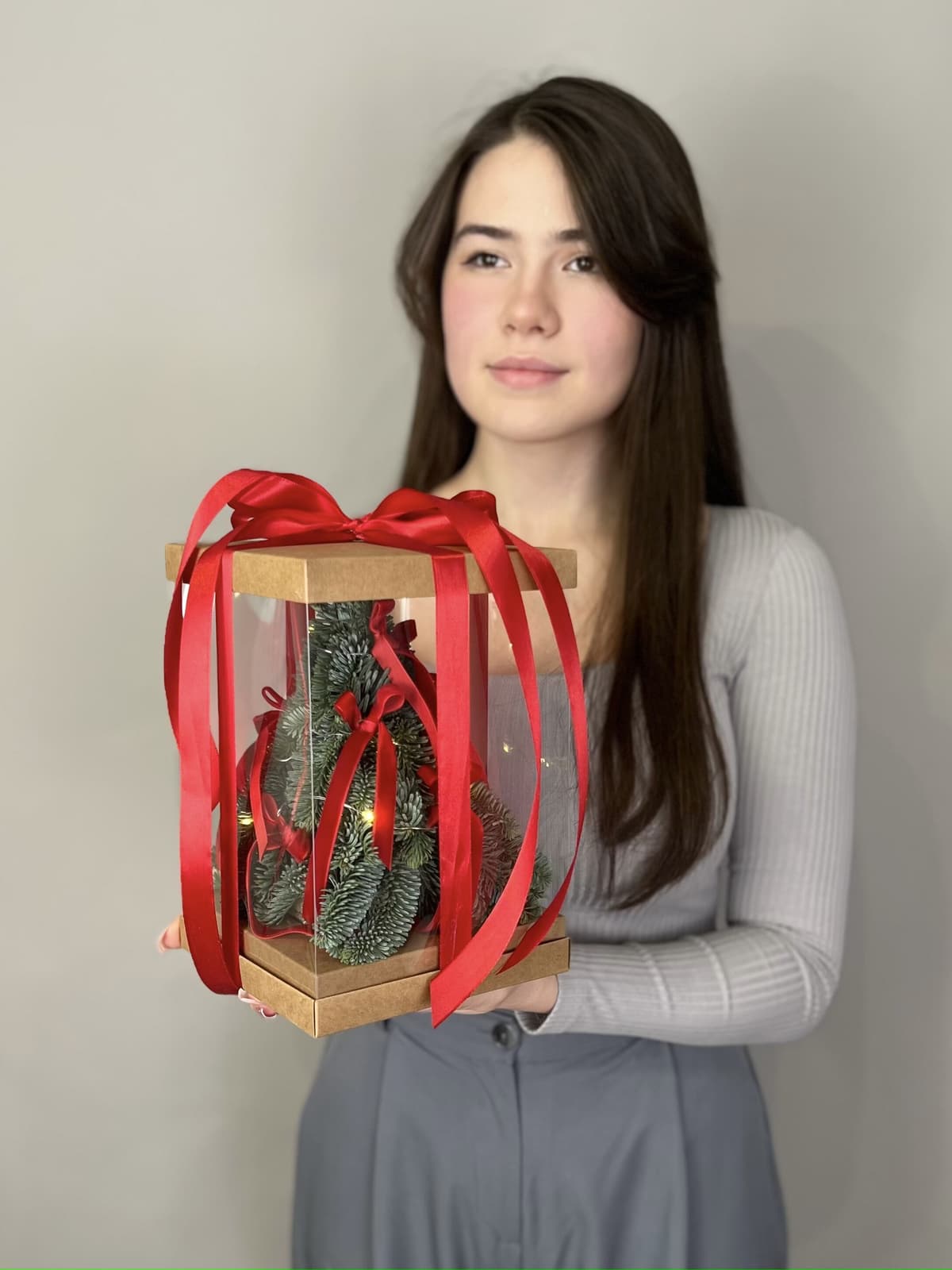 Елка в подарочной упаковке "Красная" с гирляндой