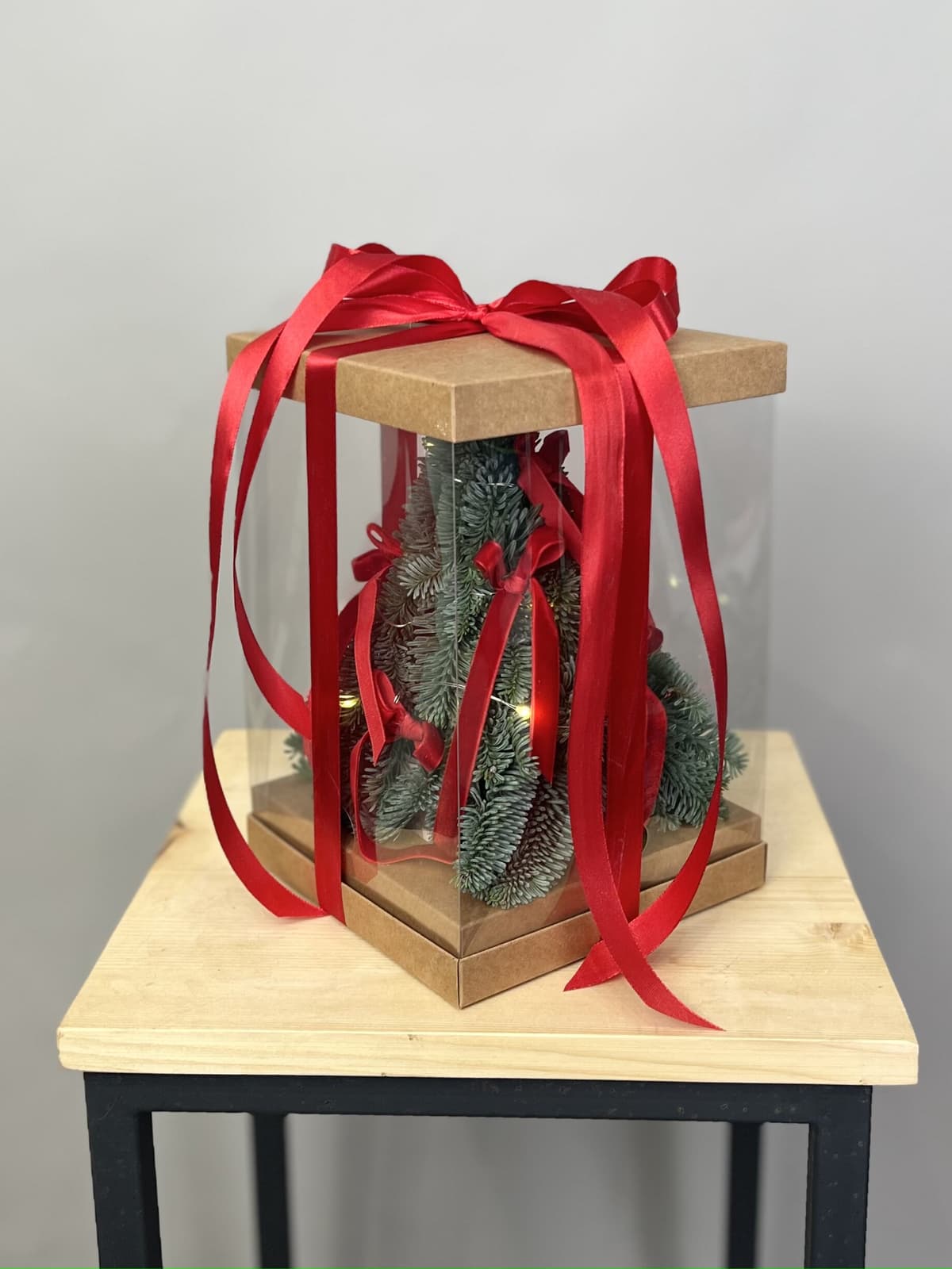 Елка в подарочной упаковке "Красная" с гирляндой