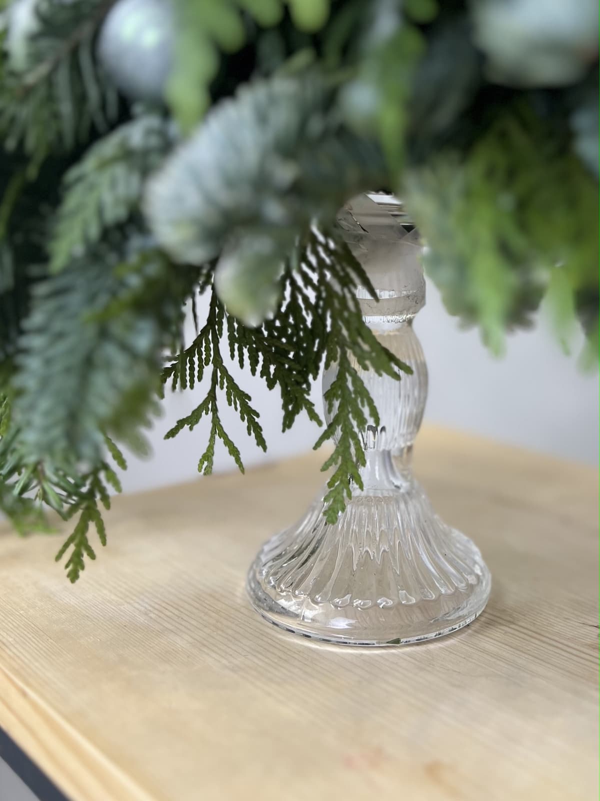 Елочная композиция на подсвечнике "Иней"