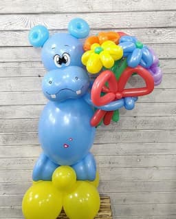 Фигура бегемот с букетом