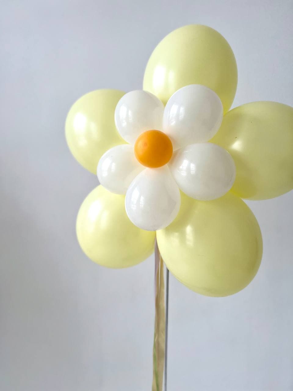 Фигура из шаров на стойке с воздухом «Ромашка Желтая»