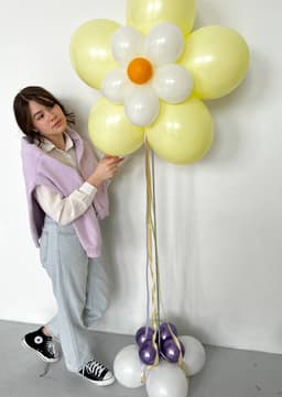 Фигура из шаров на стойке с воздухом «Ромашка Желтая»