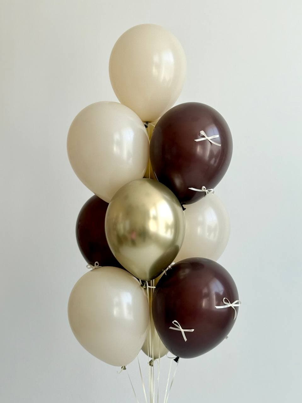 Фонтан из шаров «Бежевый бант»