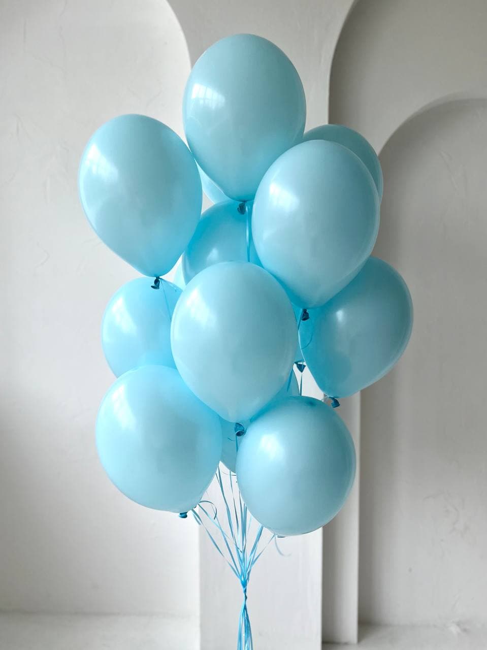 Фонтан из шаров «Голубой макарунс»