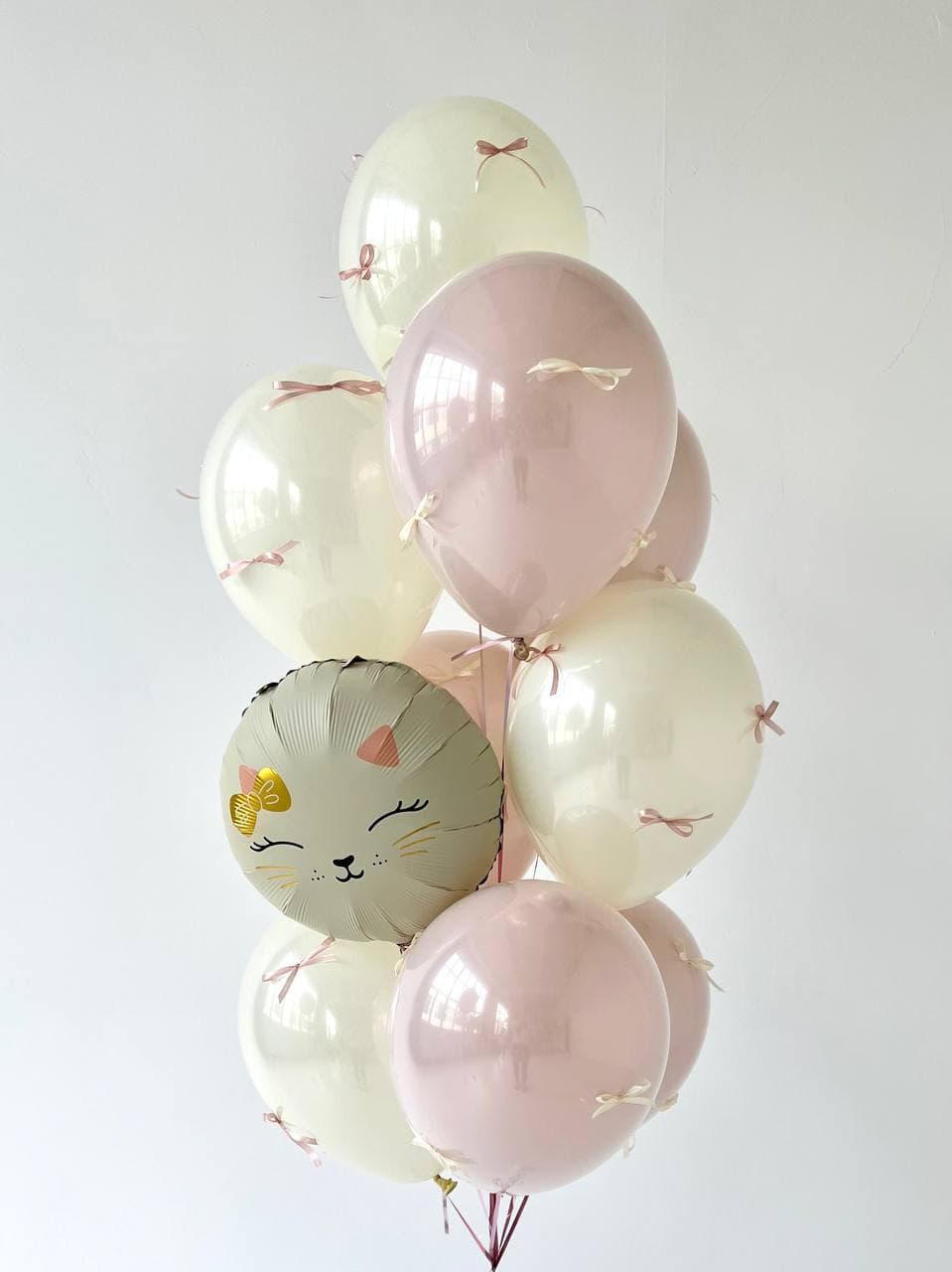 Фонтан из шаров «Кошечка с бантиком»