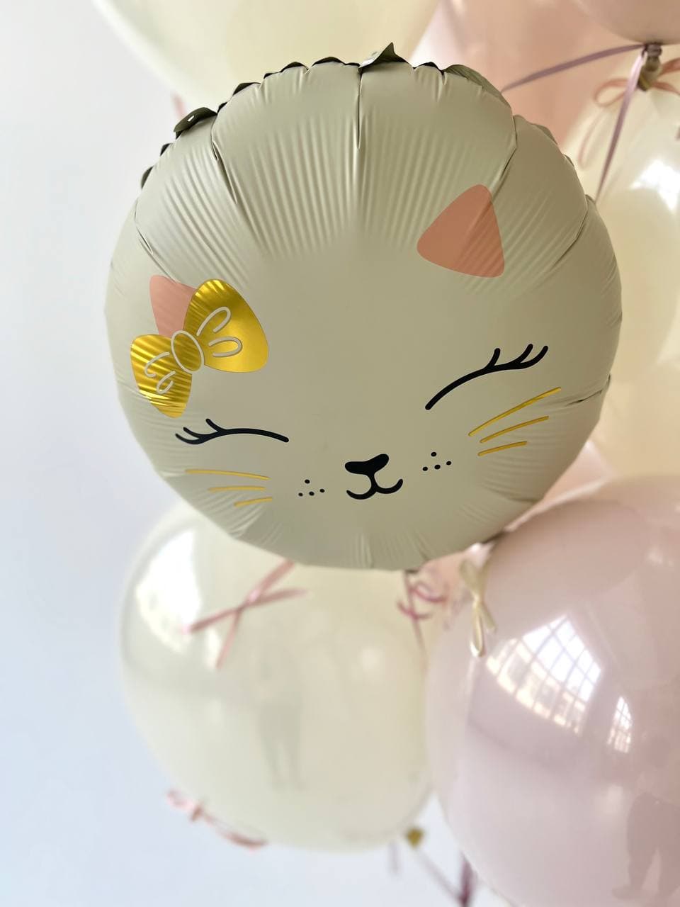 Фонтан из шаров «Кошечка с бантиком»