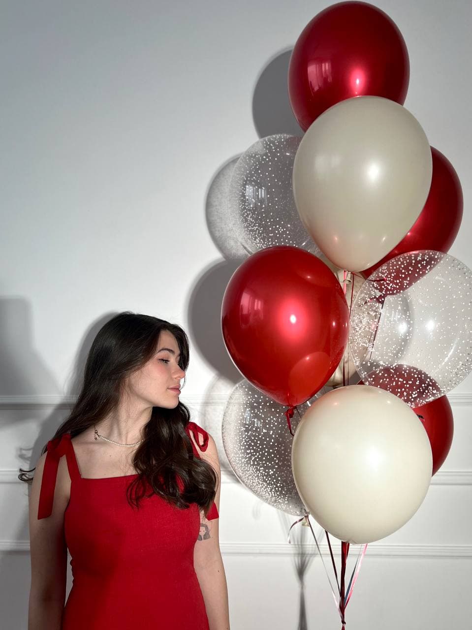 Фонтан из шаров «Красные бантики»