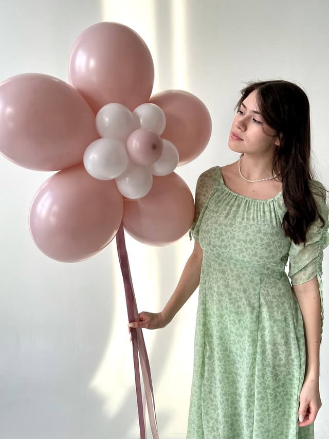 Гигантская ромашка из шаров с гелием Гигантская ромашка из шаров с гелием