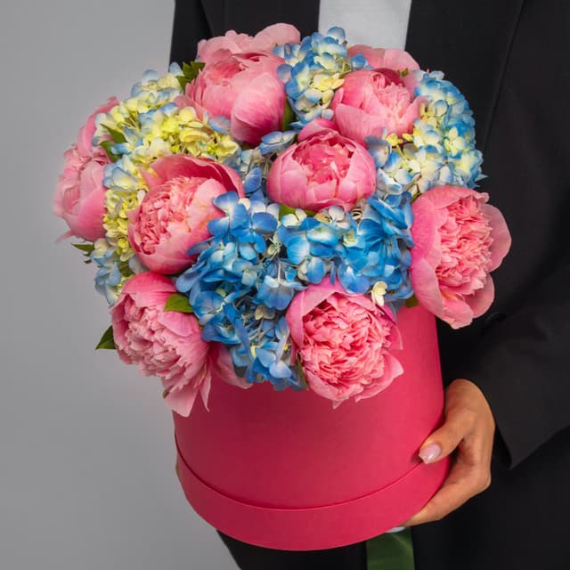 Гортензии и пионы в шляпной коробке Гортензии и пионы в шляпной коробке