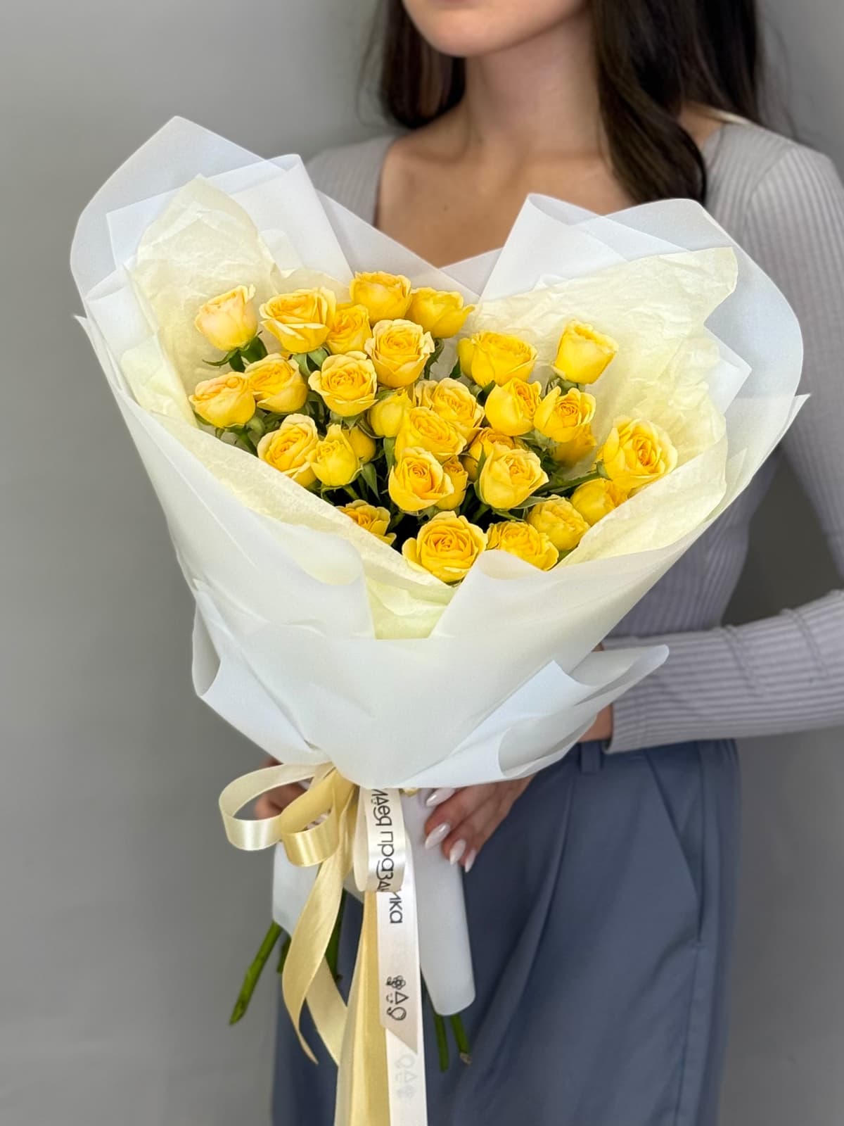 Классический букет из 7 желтых кустовых роз