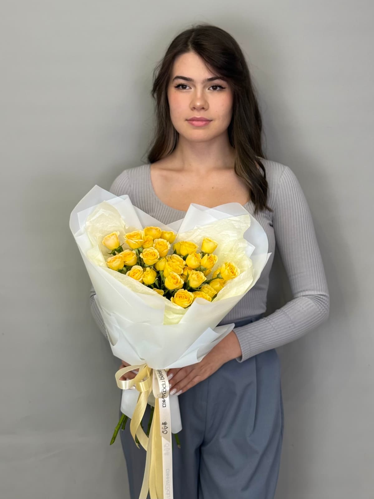 Классический букет из 7 желтых кустовых роз