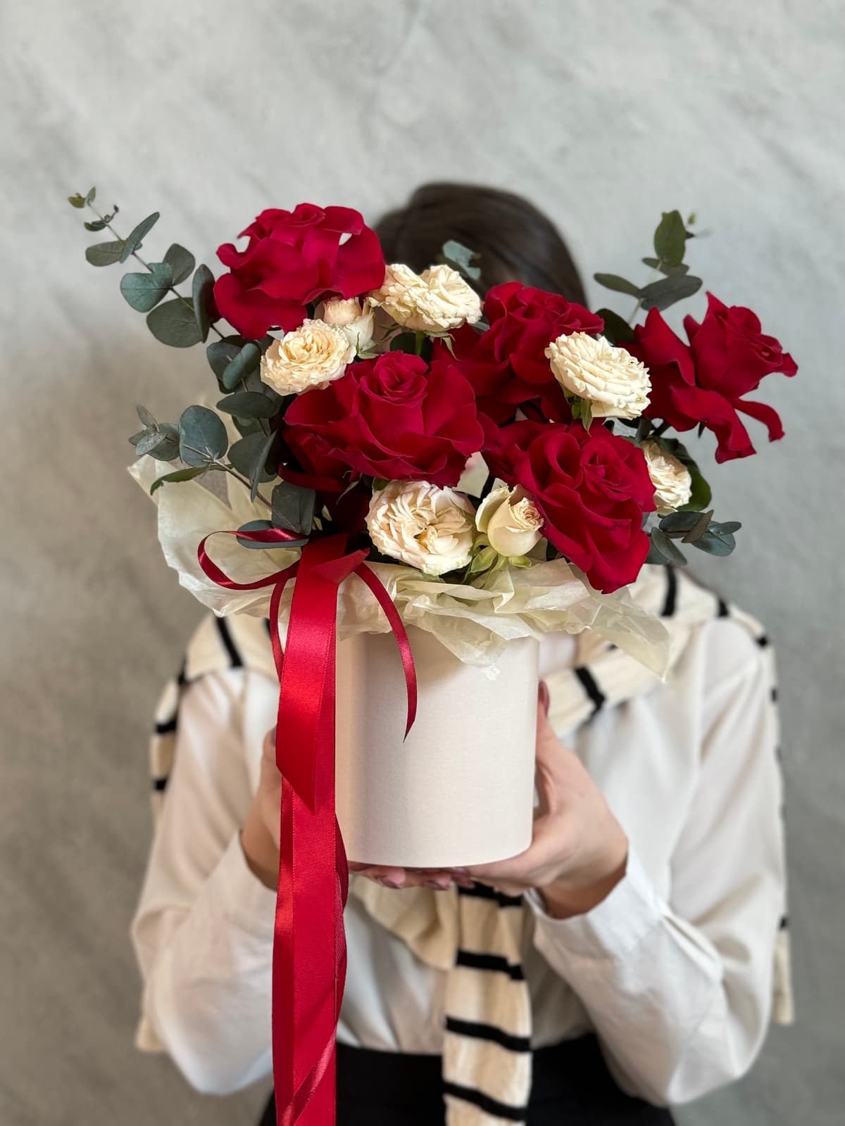 Композиция "Нежный" в шляпной коробке