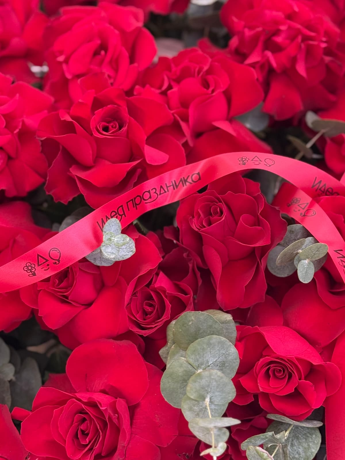 Композиция из 101 французской розы в корзине