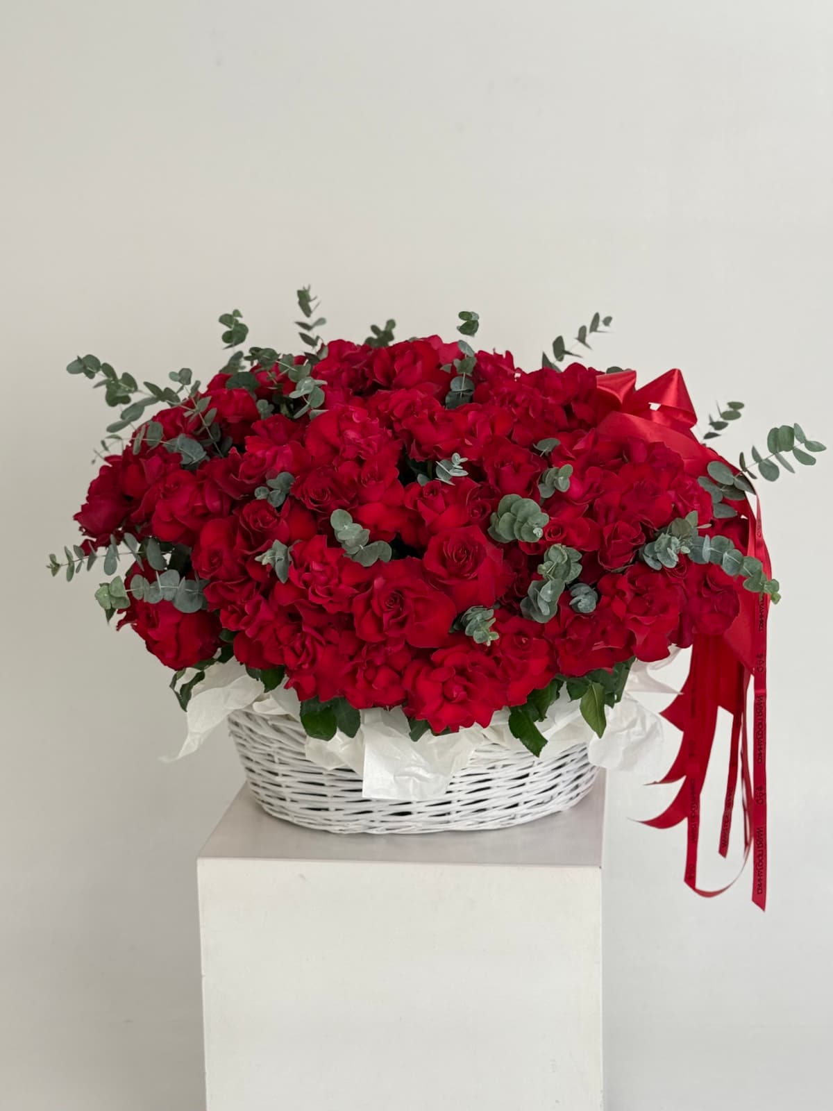 Композиция из 101 французской розы в корзине