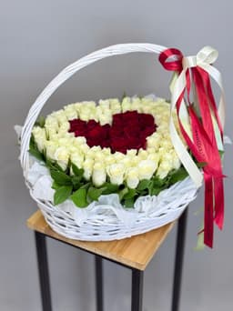 Композиция из 101 розы в корзине с сердцем