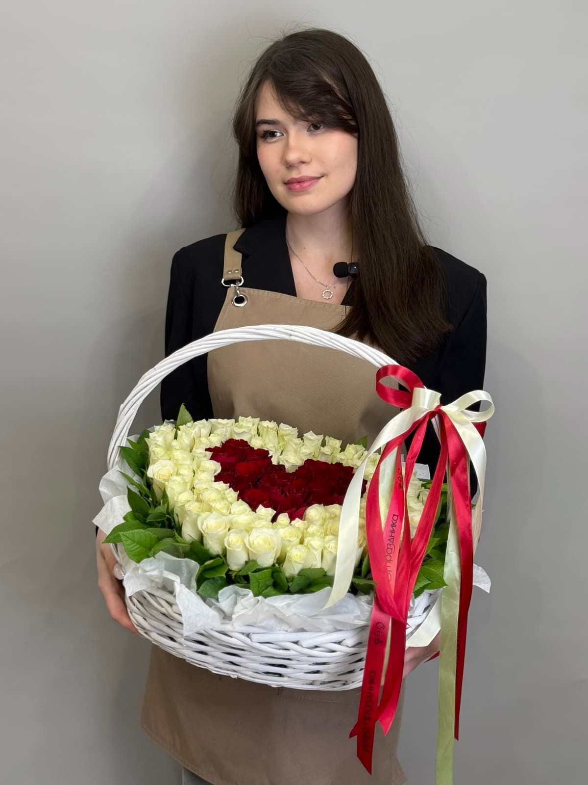 Композиция из 101 розы в корзине с сердцем