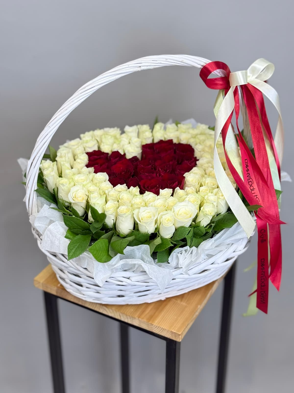 Композиция из 101 розы в корзине с сердцем