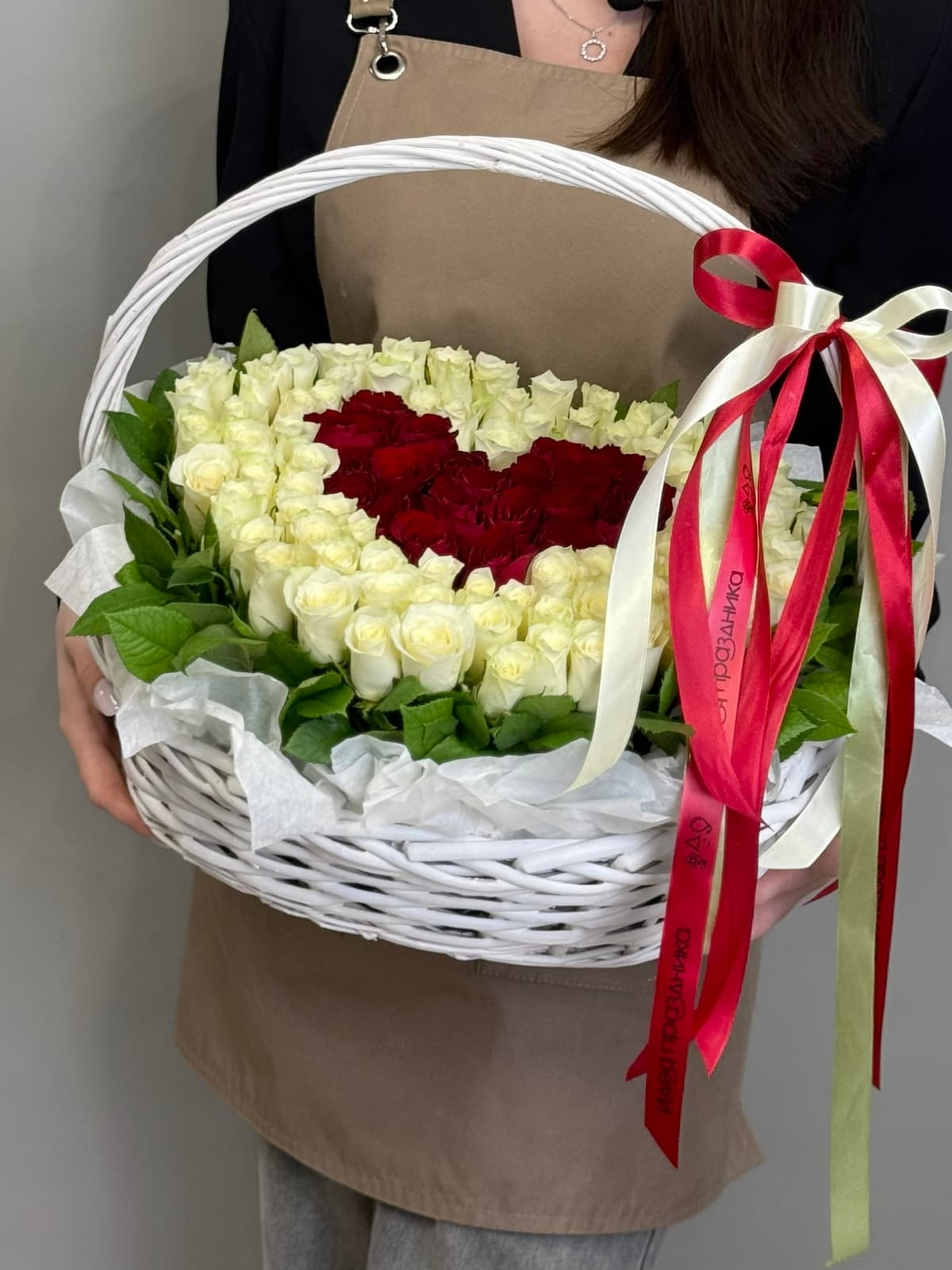 Композиция из 101 розы в корзине с сердцем