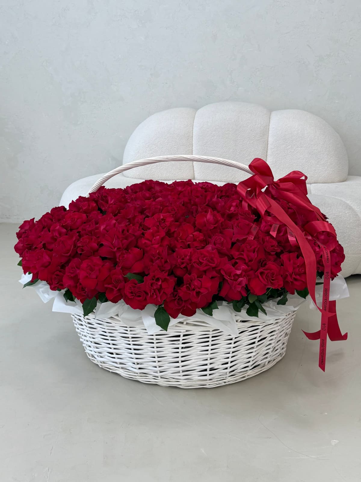 Композиция из 201 французской розы в корзине (ПРЕДЗАКАЗ)