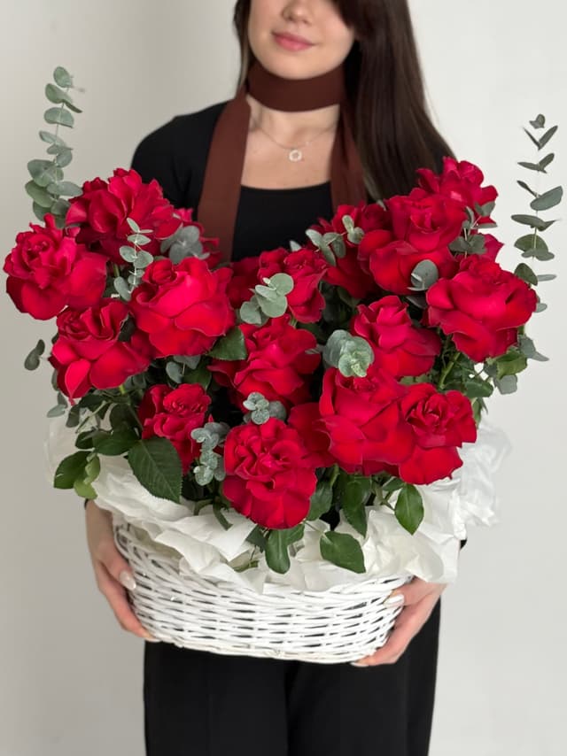 Композиция из 25 французских роз в корзине Композиция из 25 французских роз в корзине