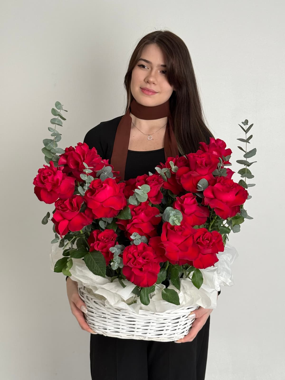 Композиция из 25 французских роз в корзине