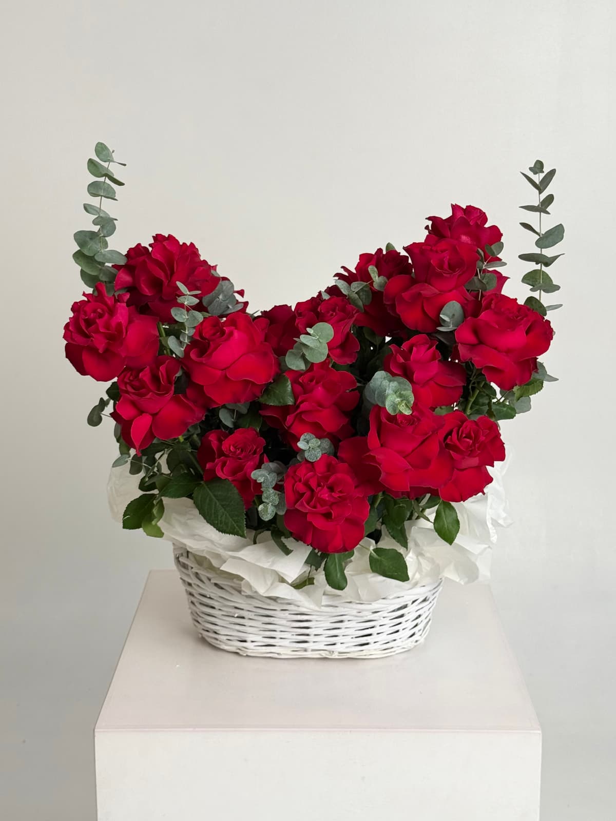 Композиция из 25 французских роз в корзине