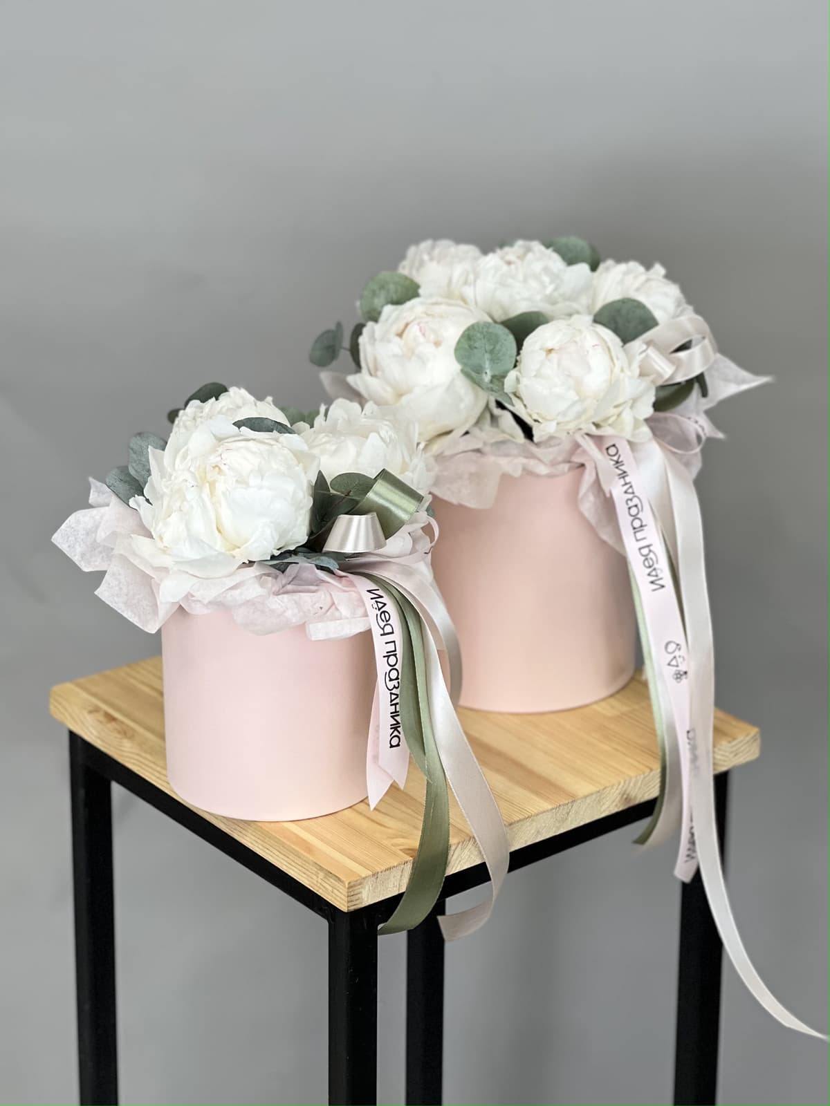 Композиция из 3 пионов Odile в шляпной коробке