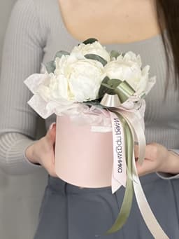 Композиция из 3 пионов Одиль в шляпной коробке