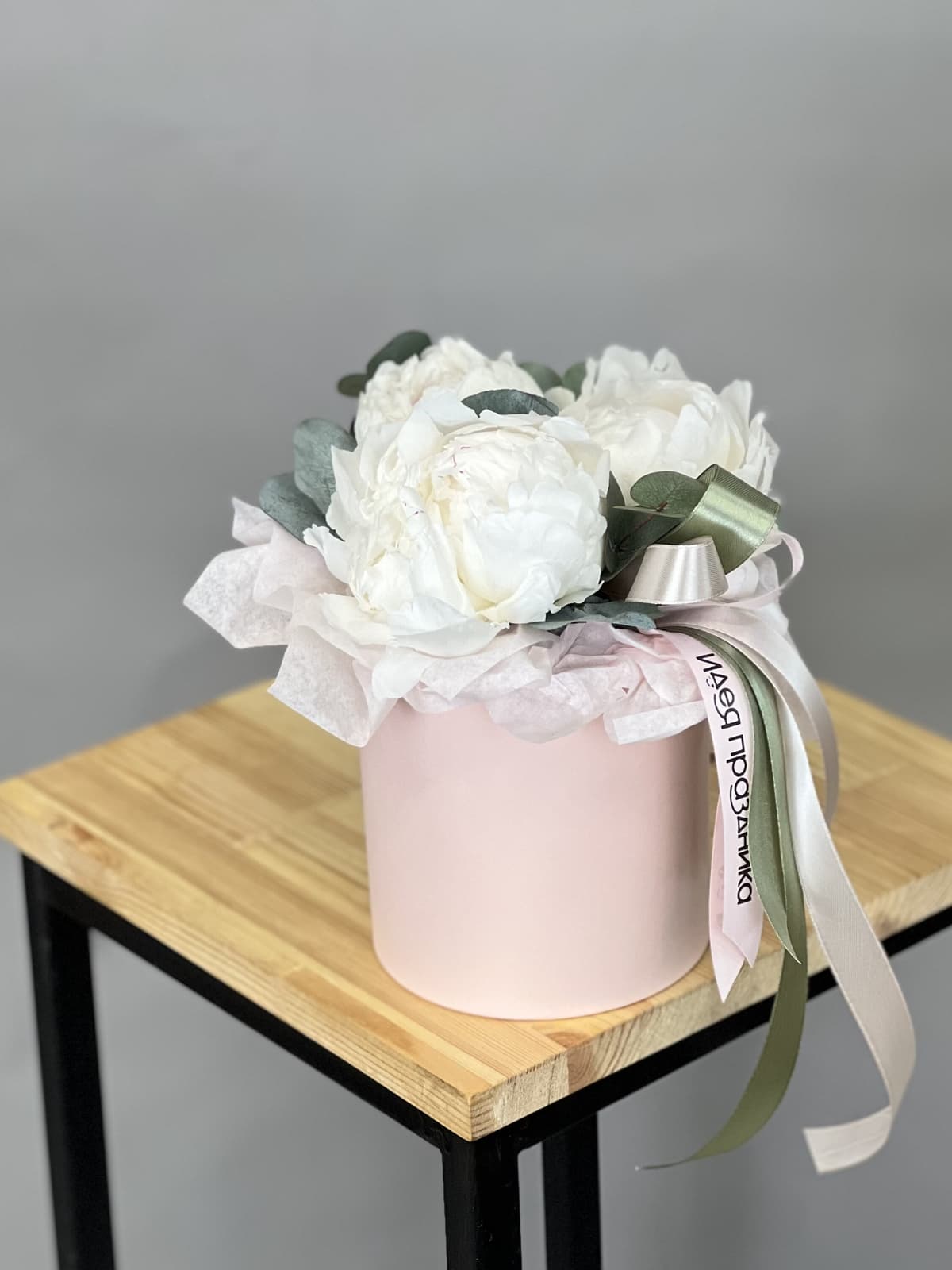 Композиция из 3 пионов Одиль в шляпной коробке