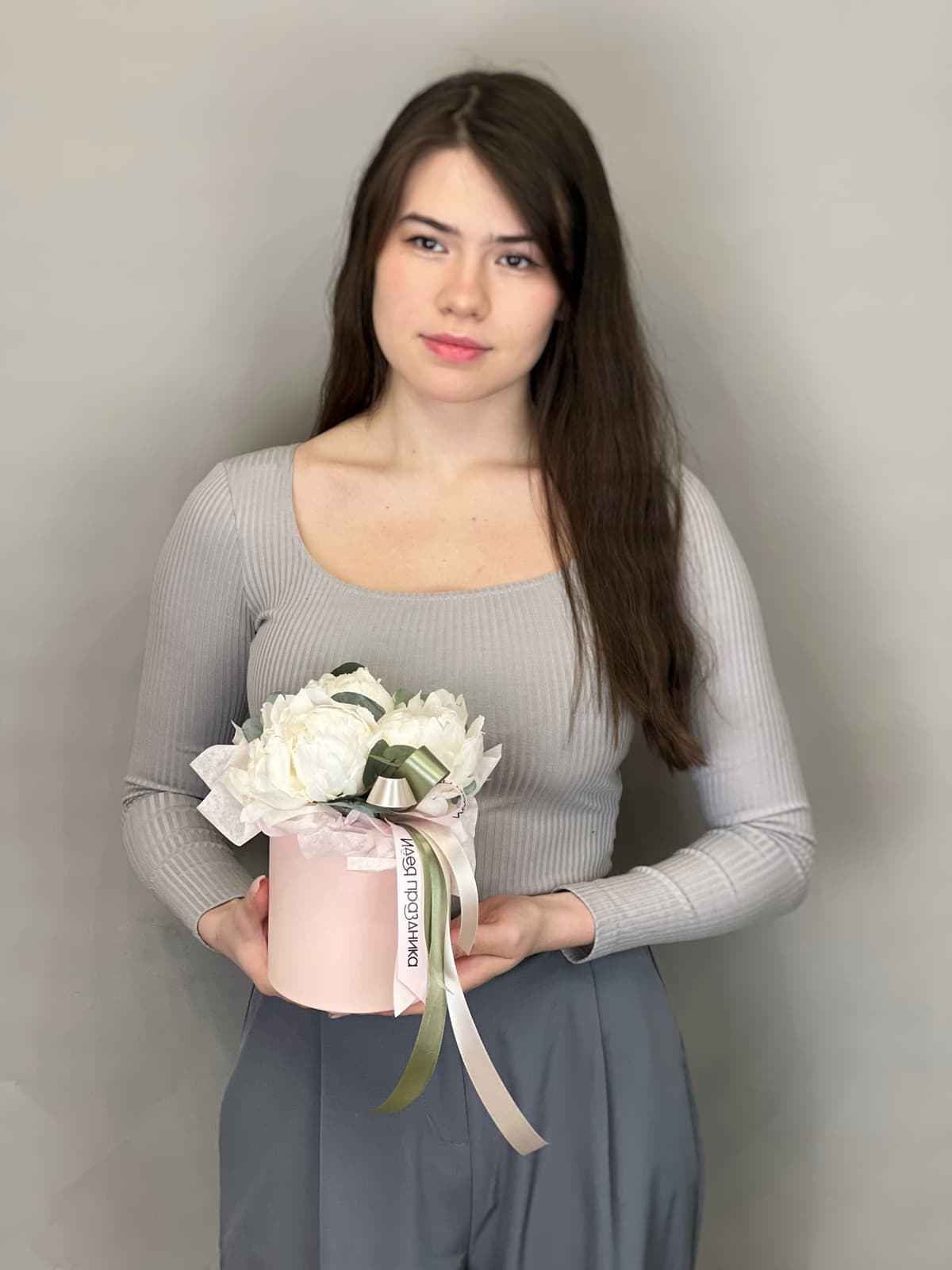 Композиция из 3 пионов Одиль в шляпной коробке