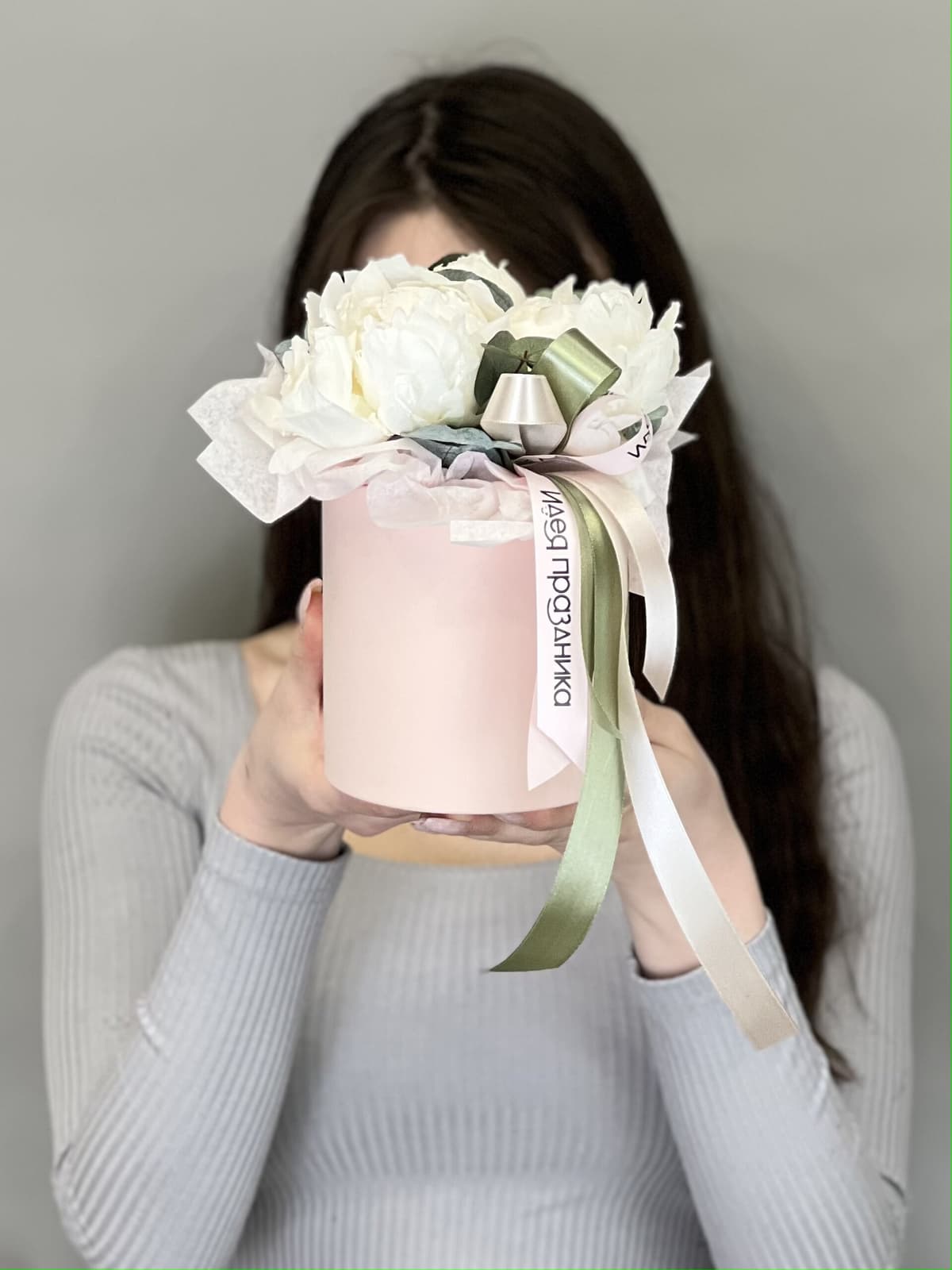 Композиция из 3 пионов Одиль в шляпной коробке