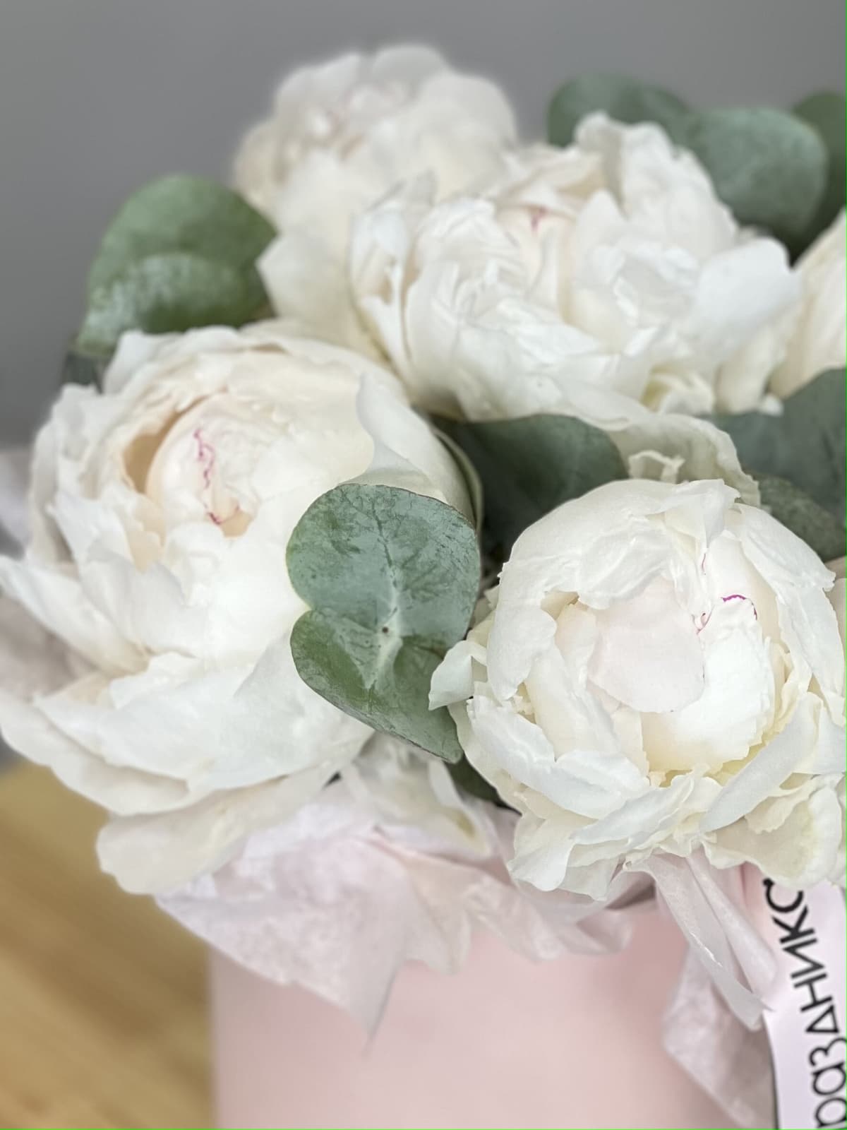 Композиция из 3 пионов Одиль в шляпной коробке