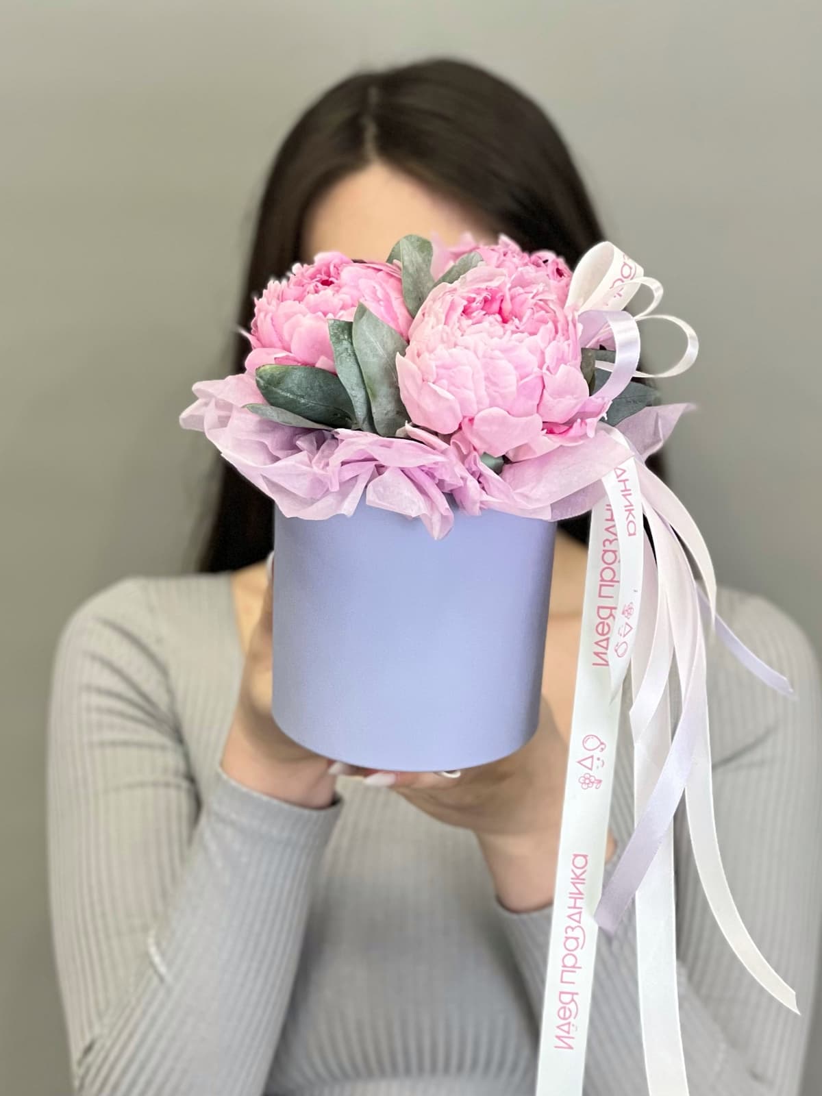 Композиция из 3 пионов Sarah Bernhardt в шляпной коробке