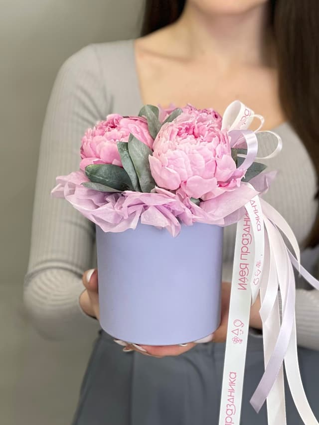 Композиция из 3 пионов "Сара Бернар” в шляпной коробке Композиция из 3 пионов "Сара Бернар” в шляпной коробке