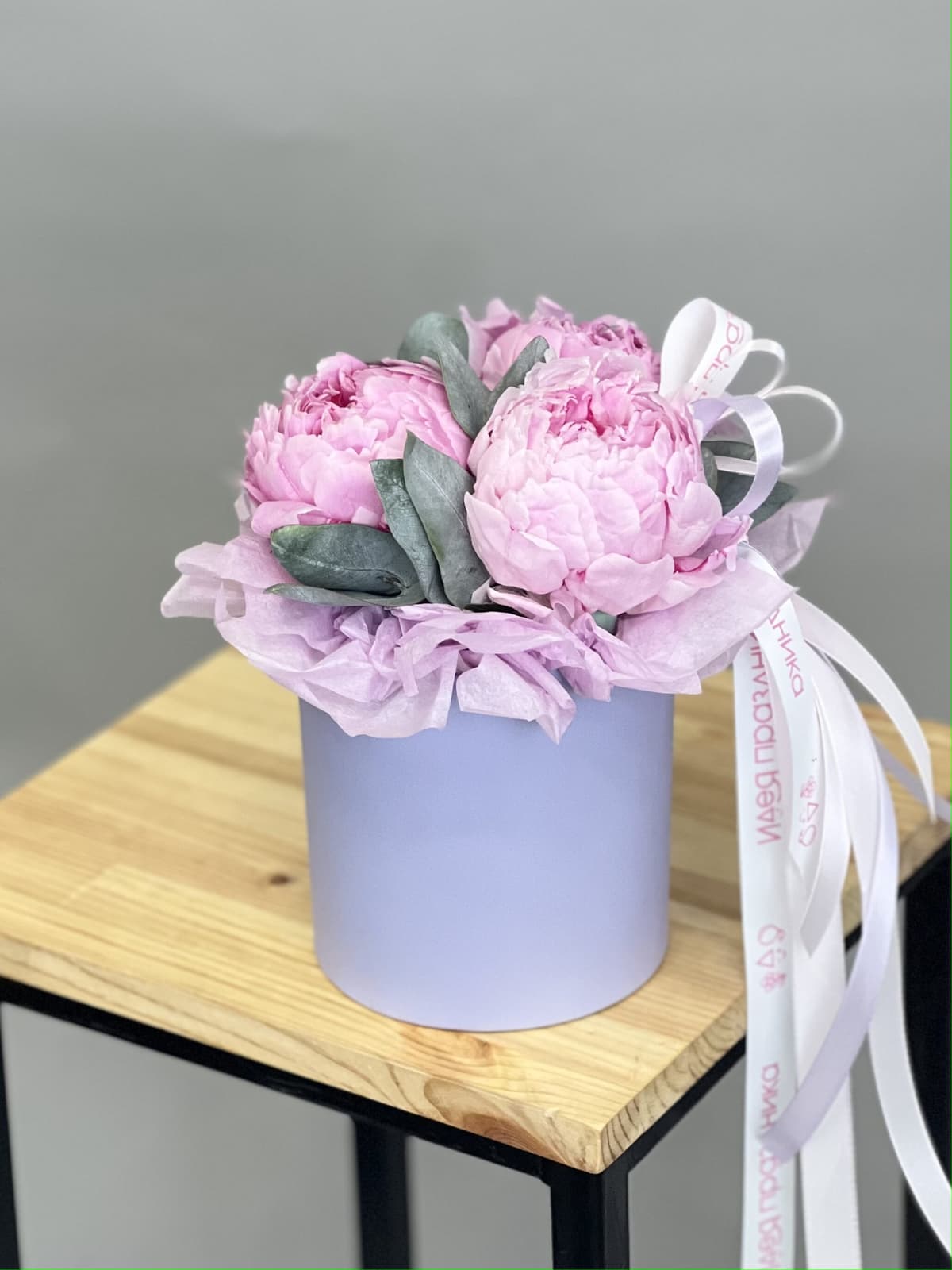 Композиция из 3 пионов "Сара Бернар” в шляпной коробке