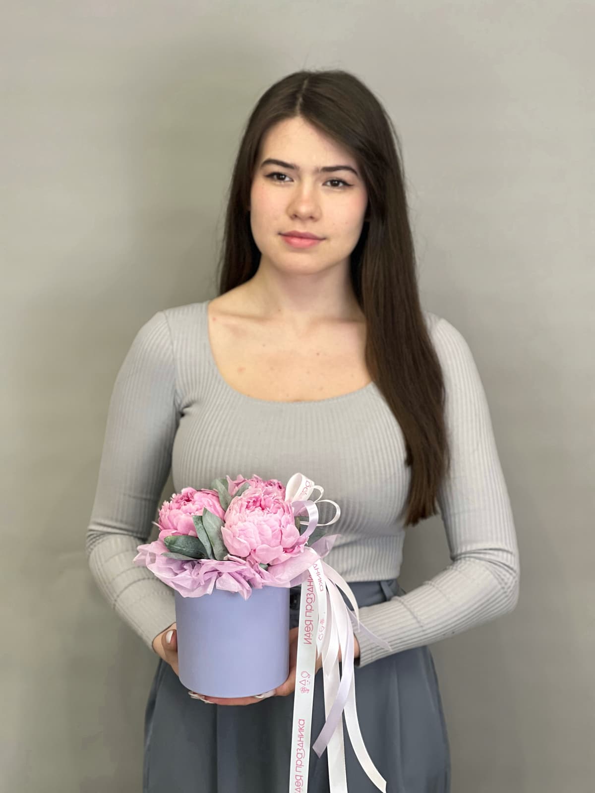 Композиция из 3 пионов "Сара Бернар” в шляпной коробке