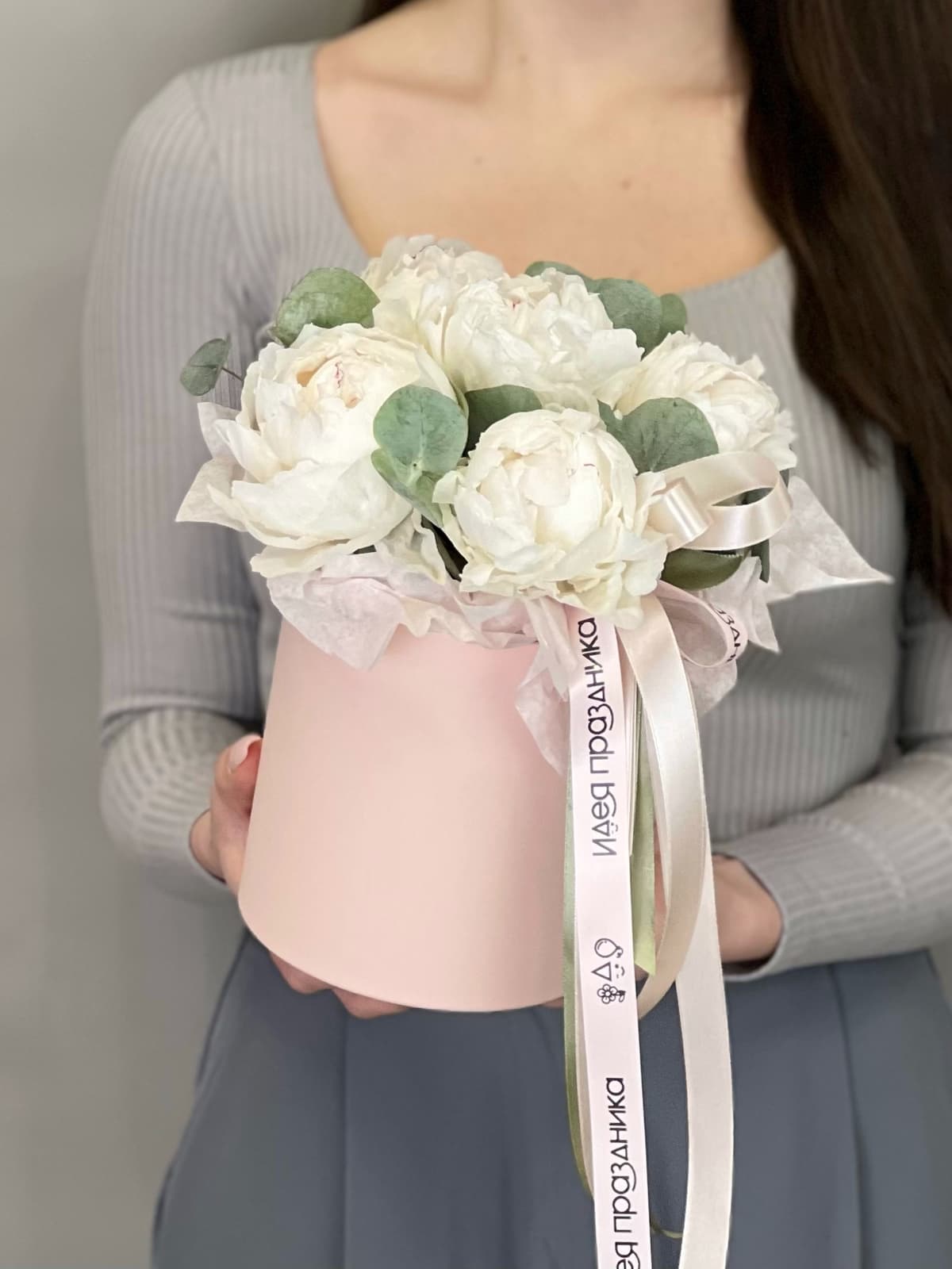 Композиция из 5 пионов Одиль в шляпной коробке