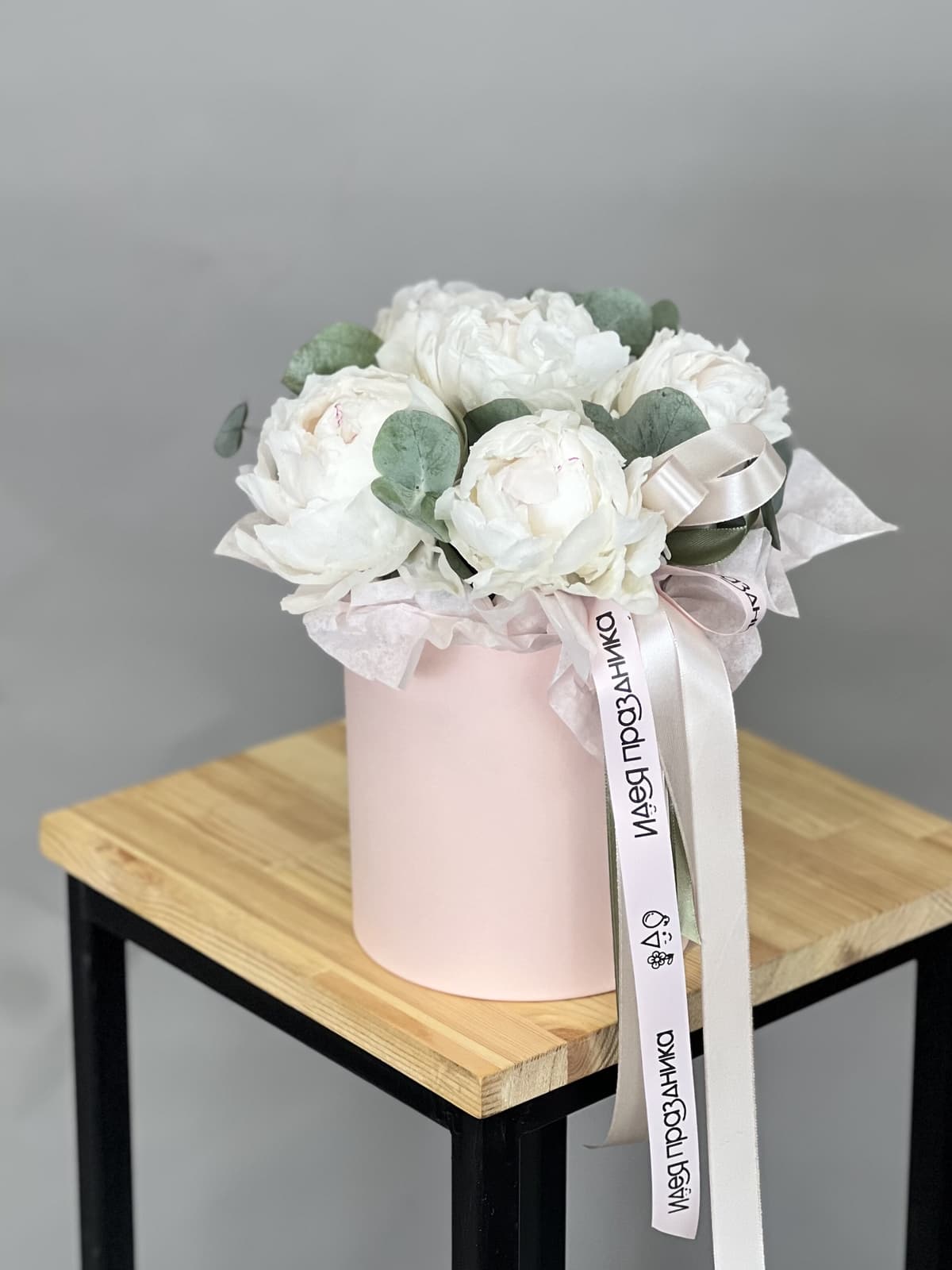 Композиция из 5 пионов Одиль в шляпной коробке