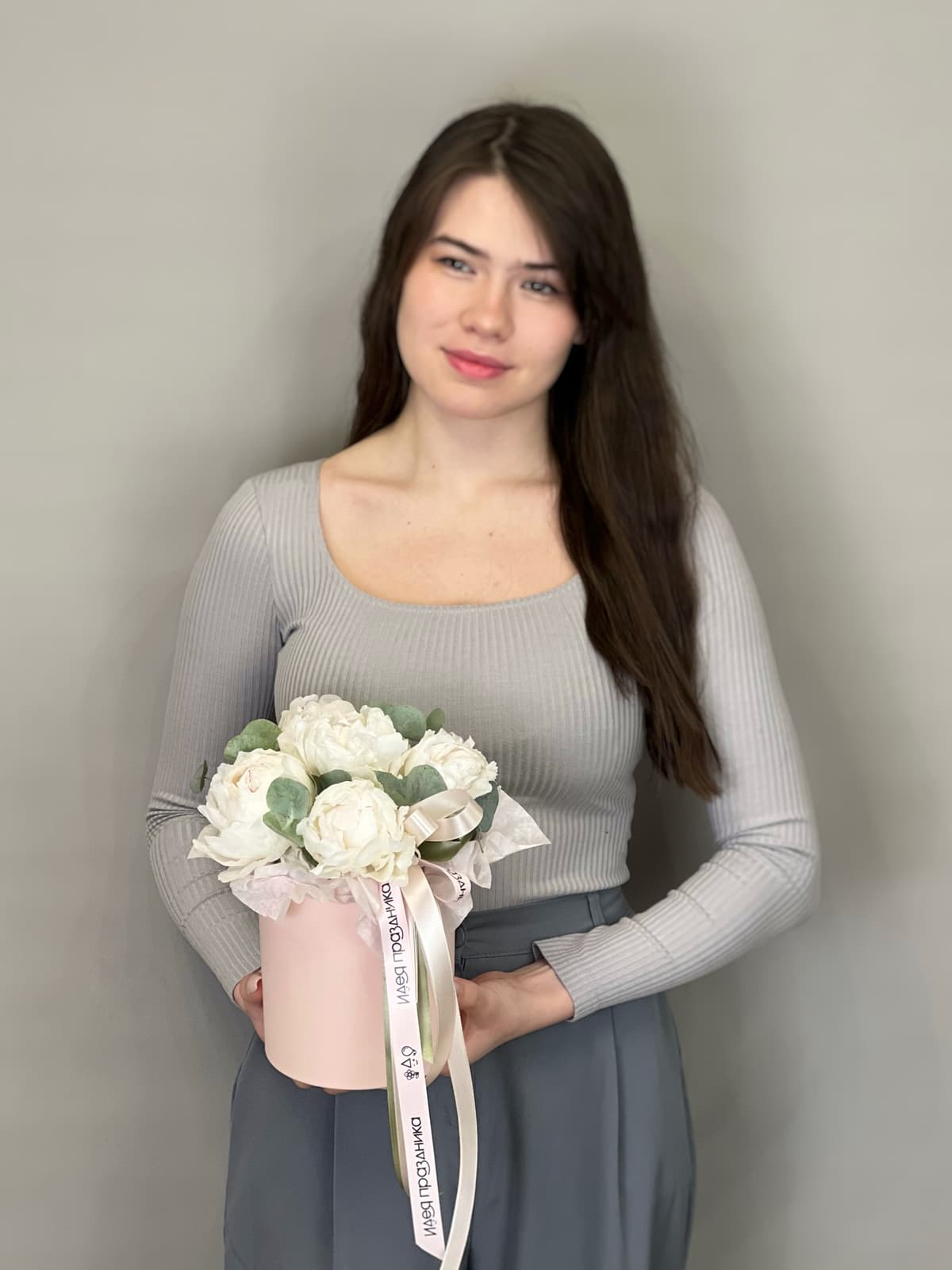 Композиция из 5 пионов Одиль в шляпной коробке