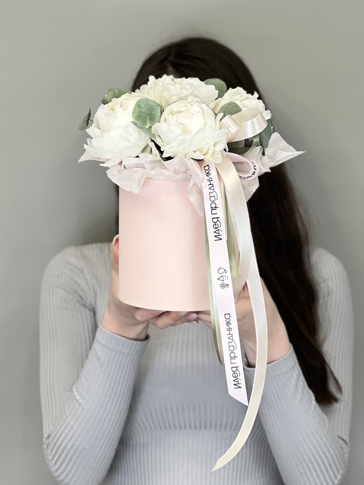 Композиция из 5 пионов Одиль в шляпной коробке