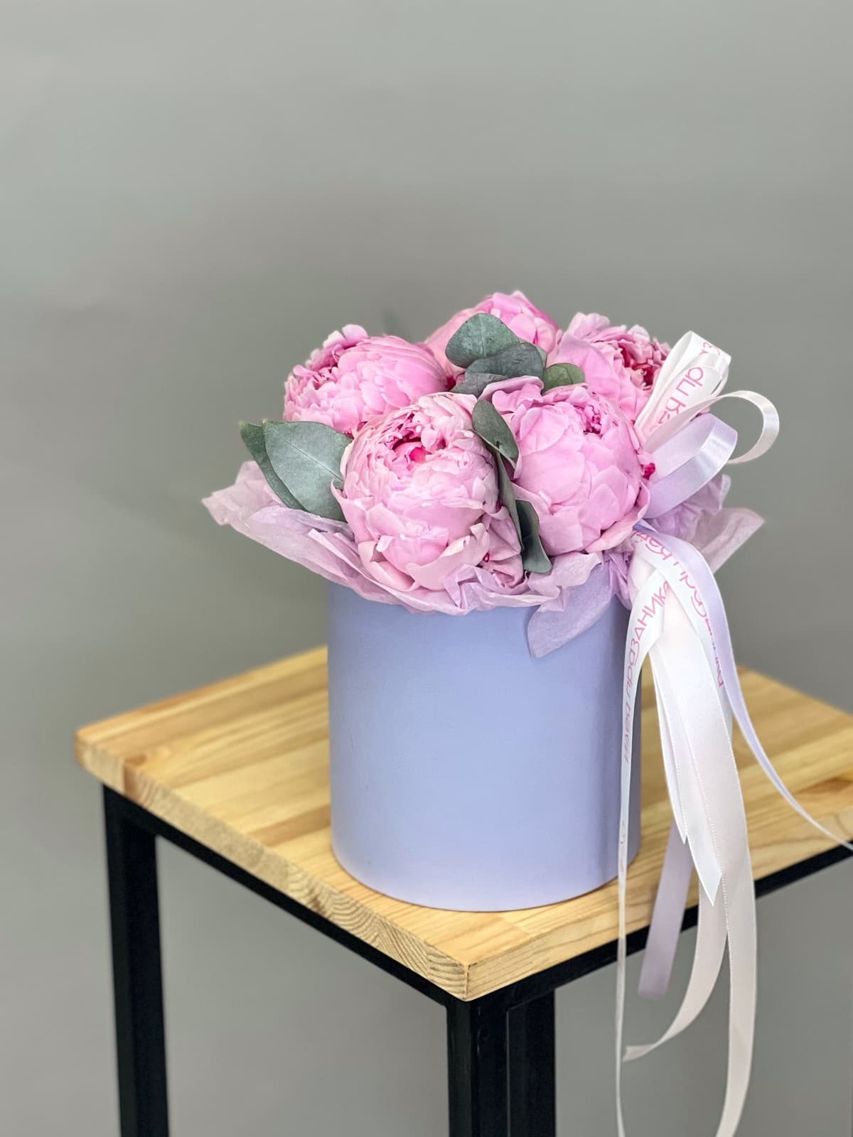 Композиция из 5 пионов Sarah Bernhardt в шляпной коробке