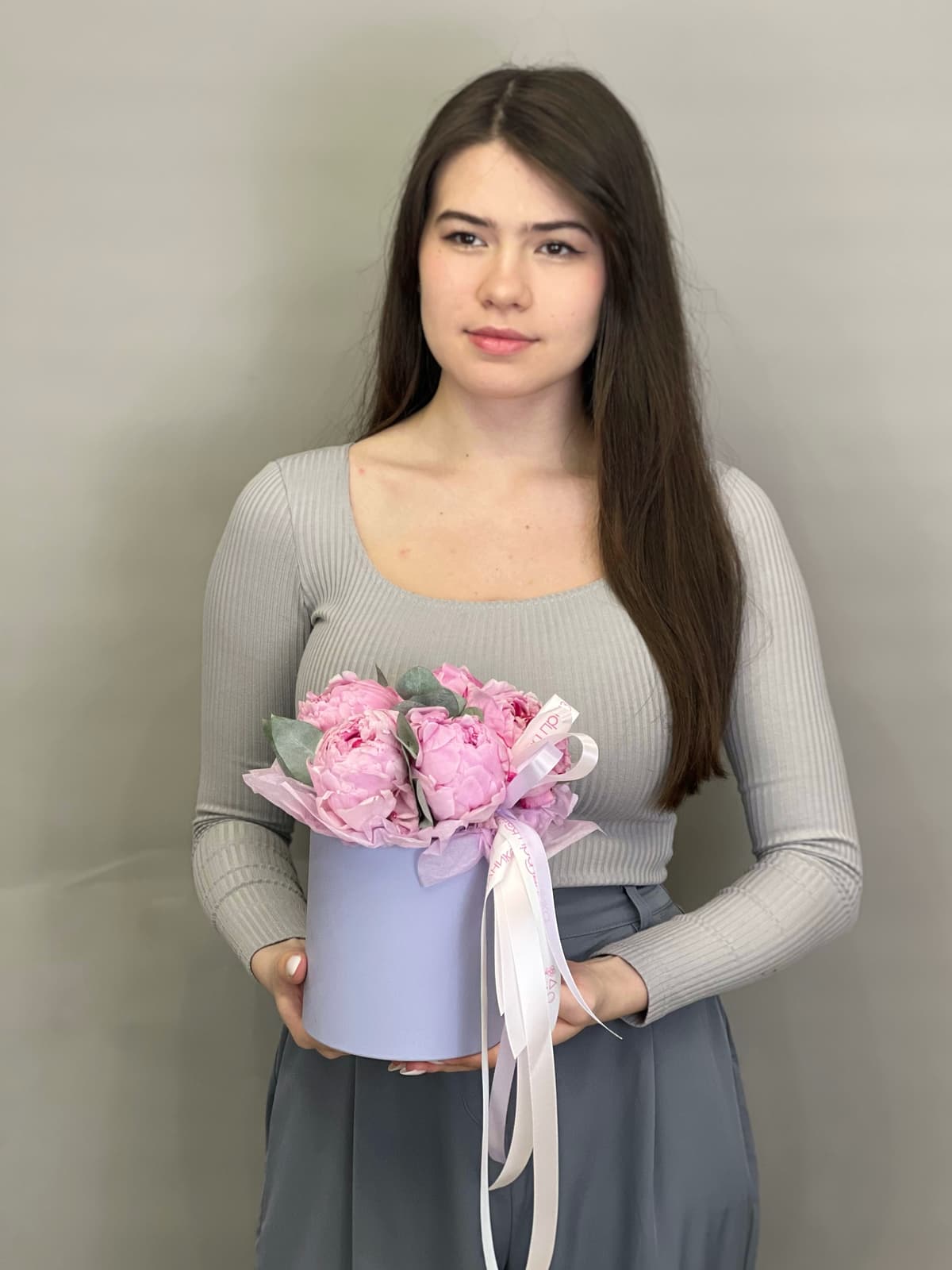 Композиция из 5 пионов "Сара Бернар” в шляпной коробке