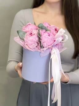 Композиция из 5 пионов "Сара Бернар” в шляпной коробке