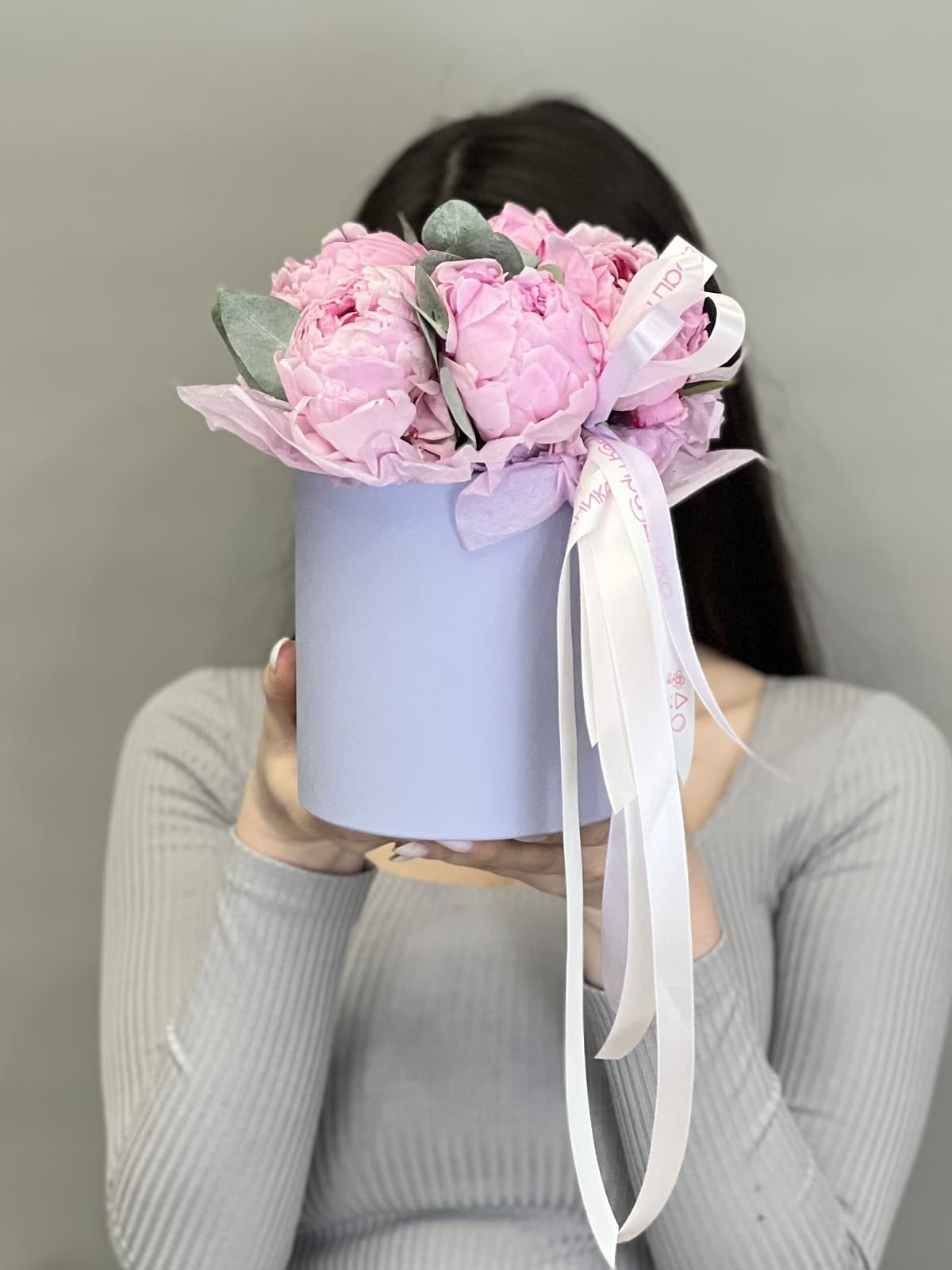 Композиция из 5 пионов "Сара Бернар” в шляпной коробке