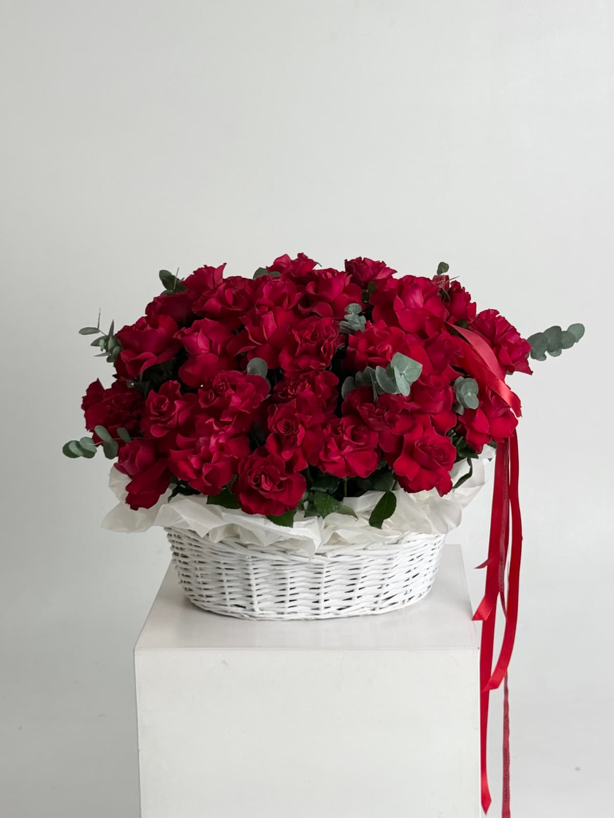 Композиция из 51 французской розы в корзине