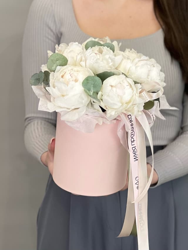 Композиция из 7 пионов Одиль в шляпной коробке Композиция из 7 пионов Одиль в шляпной коробке