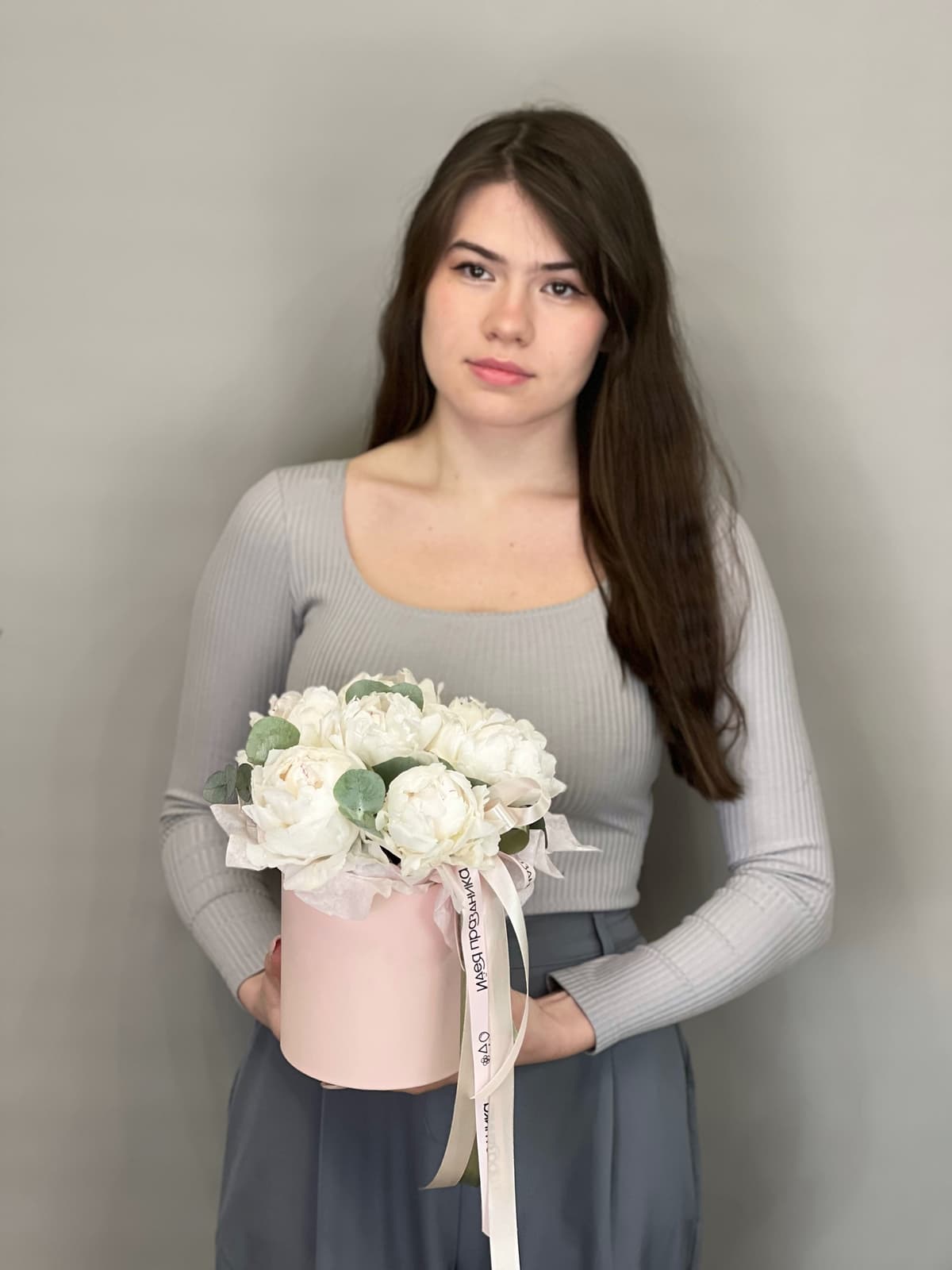 Композиция из 7 пионов Одиль в шляпной коробке