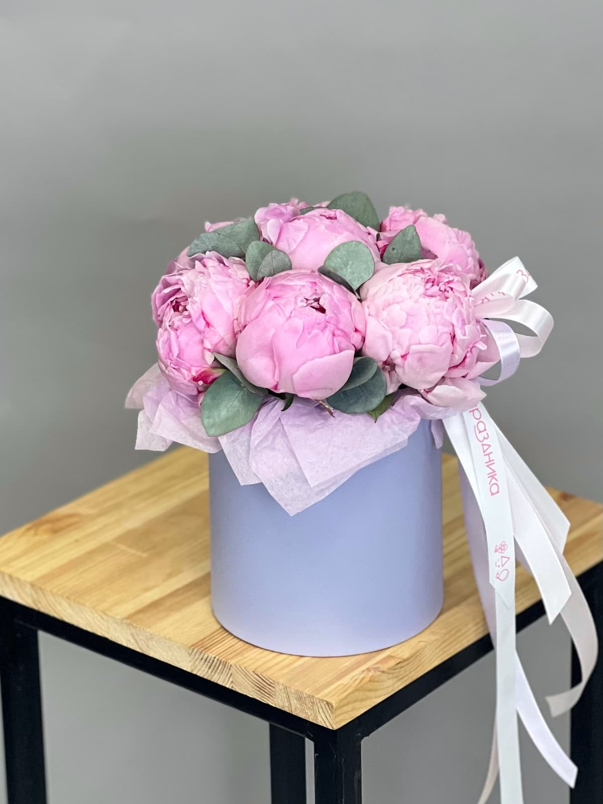 Композиция из 7 пионов Sarah Bernhardt в шляпной коробке